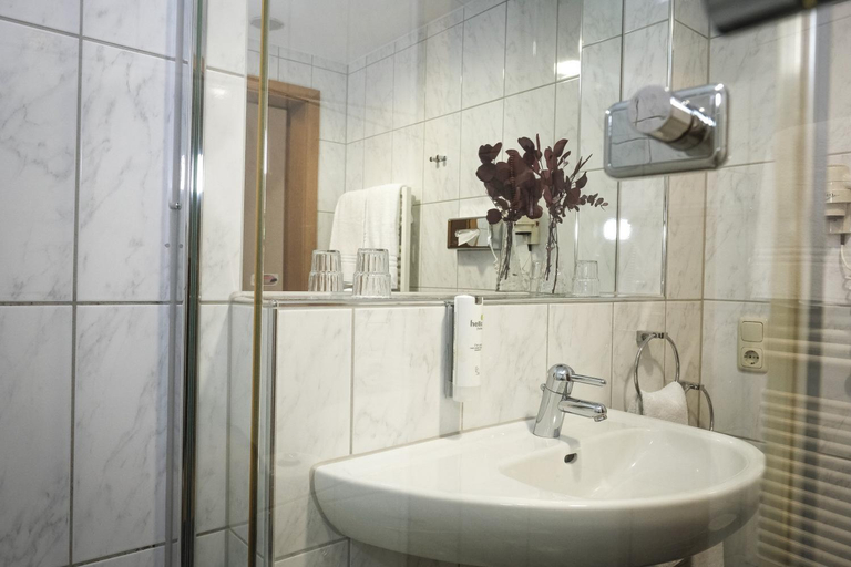 Bathroom, Hotel-Restaurant Zur Muhle, Wesel
