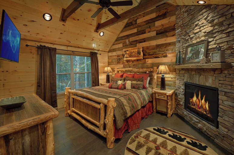 Bedroom 3, Livin' It Up, Sevier