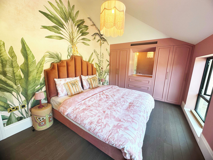 Bedroom 2, Thames Mansion - River View, Windsor and Maidenhead