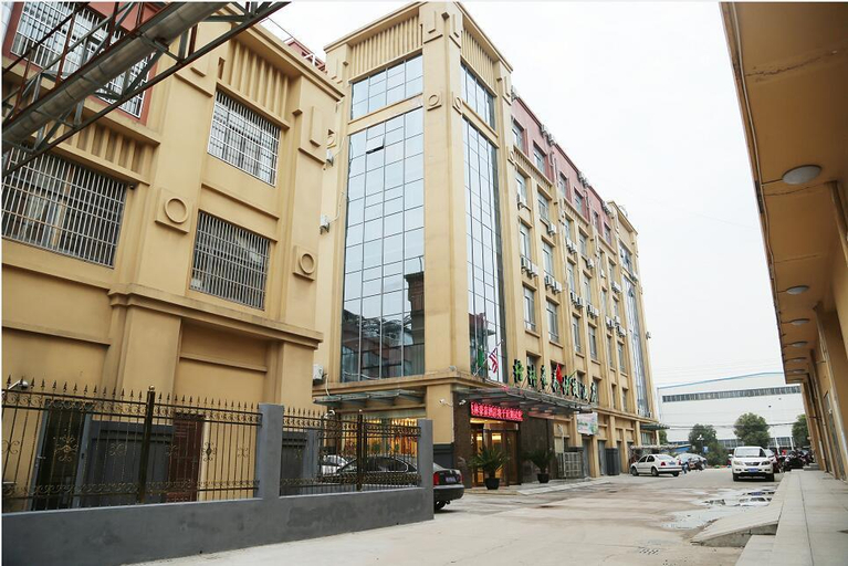 Exterior & Views