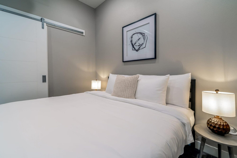 Room 2, Des Moines Executive 1BD 1BA Downtown Apartment, Polk