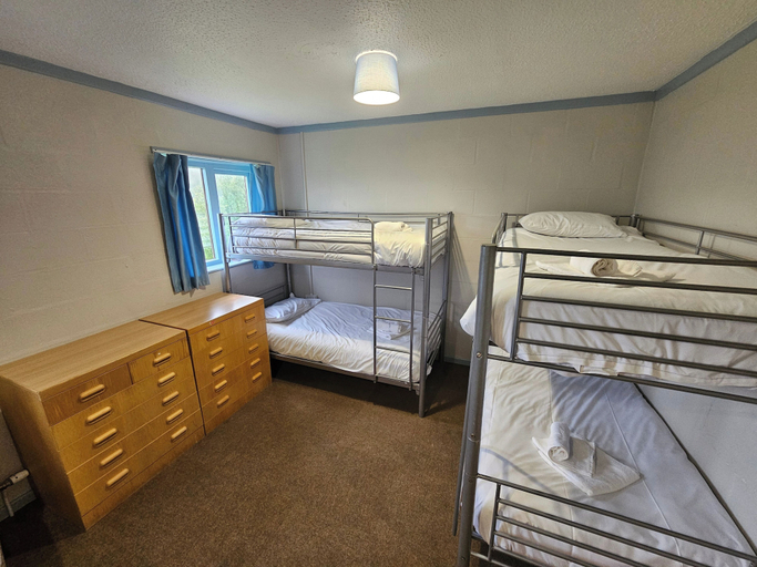 Room 2, Bunkhouse/20bedroom/sleeps85/4acre/gamesroom/wifi, Ceredigion