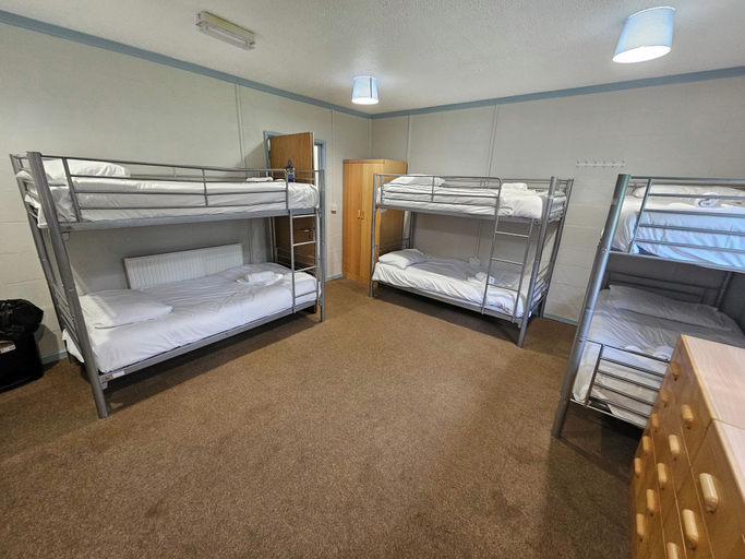 Room 3, Bunkhouse/20bedroom/sleeps85/4acre/gamesroom/wifi, Ceredigion