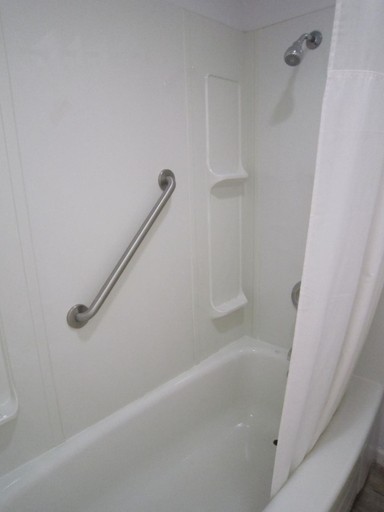 Bathroom 3, Cassville Budget Inn, Barry