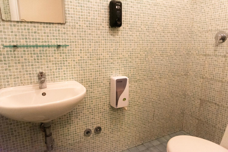 Bathroom 3, Sunflower Beach Backpacker Hostels & Bar-NEW, Rimini