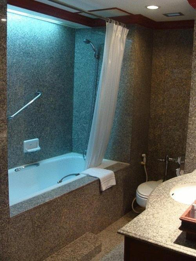 Bathroom 5, Charoen Thani Khon Kaen Hotel, Muang Khon Kaen