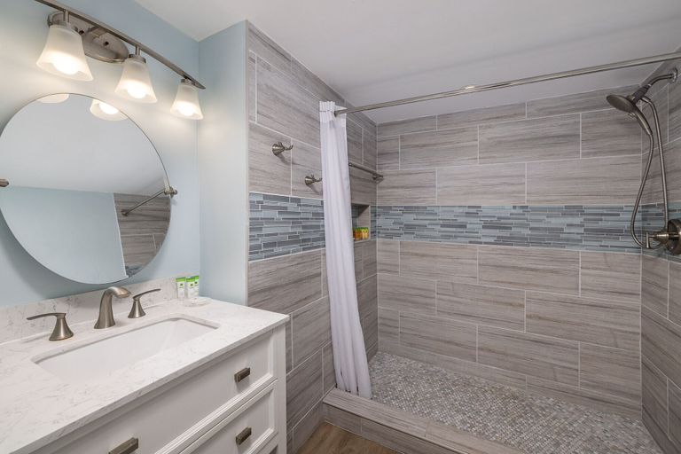 Bathroom 4, Rock Reef Resort, Monroe