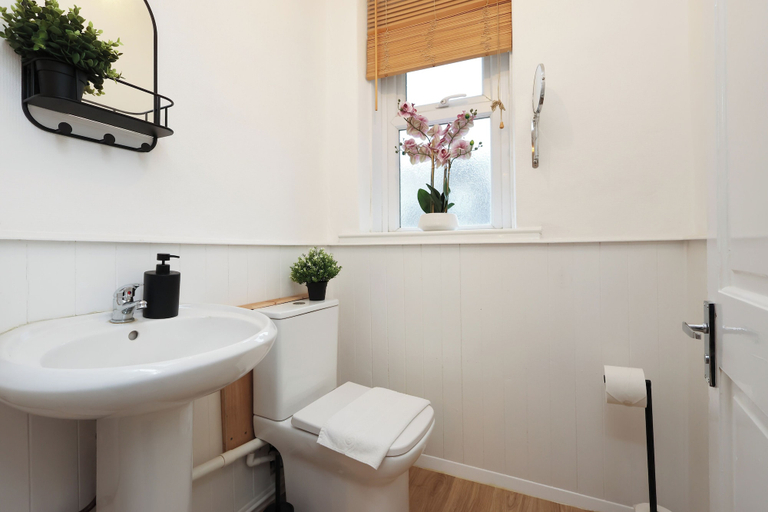 Bathroom 3, Cardiff Guesthouse & On-Street Parking, Cardiff