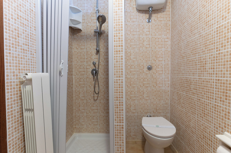 Bathroom 4, Casal del Borgo, Brindisi