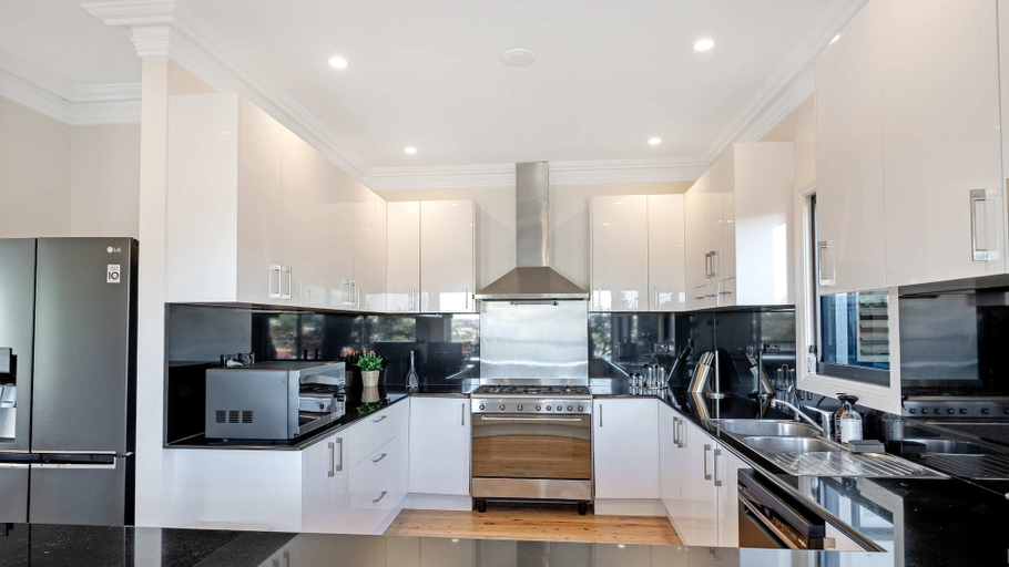 Room 4, Metawise Luxe 6 Bed Ocean View Family Home in Seaforth, Sydney