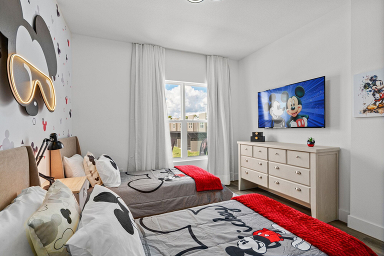 Room 2, Family Fun Relaxation in a Themed Luxury Home, Osceola