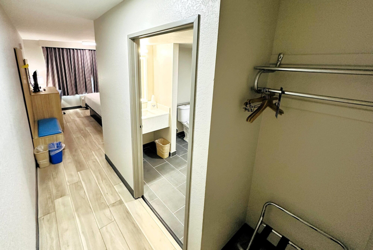 Others 5, Days Inn by Wyndham Holland, Ottawa