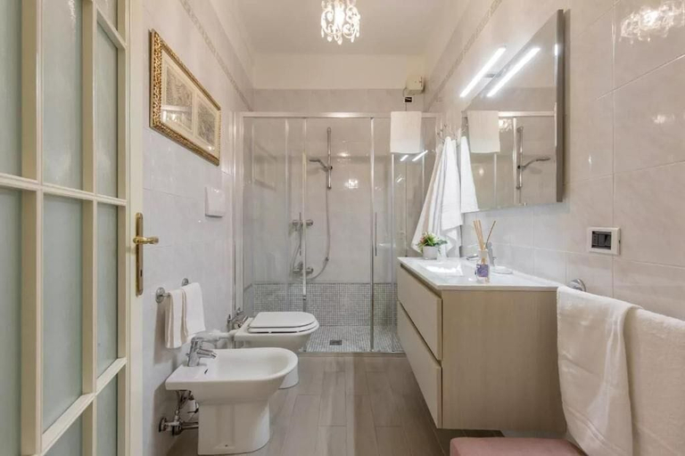 Bathroom 3, Αn enchanting residence in front of the Juliet house, Verona