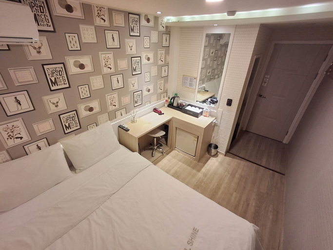 Bedroom 4, Shine Hotel, Gangbuk
