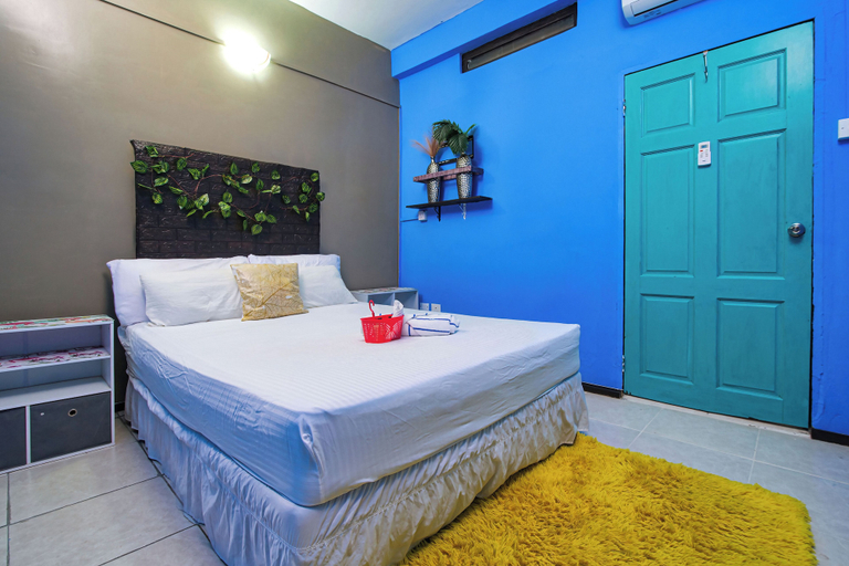 Room 4, Tropic Nook