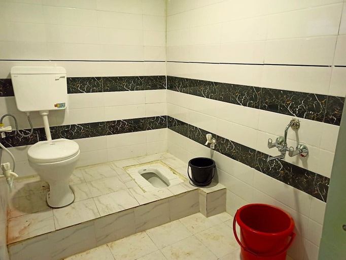 Bathroom 2, Swami Om Bhakt Nivas, Solapur