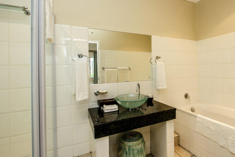 Bathroom 2, Blue Waves Lodge, eThekwini