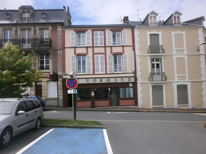 Exterior & Views