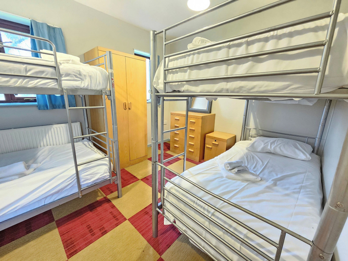 Room 4, Bunkhouse/20bedroom/sleeps85/4acre/gamesroom/wifi, Ceredigion