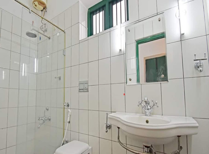 Bathroom, Villa Sentosa, Viluppuram