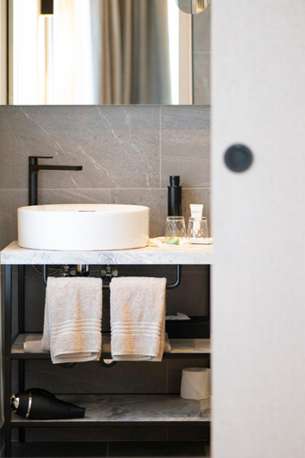 Bathroom 2, Adaastra Boutique Hotel, Brig