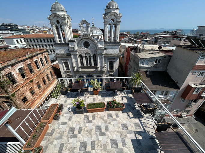Exterior & Views