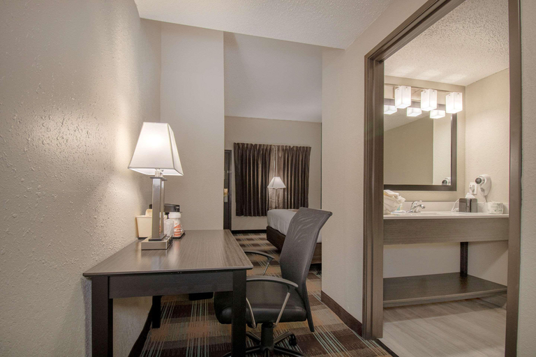 Bedroom 5, Quality Inn Roseville, Macomb