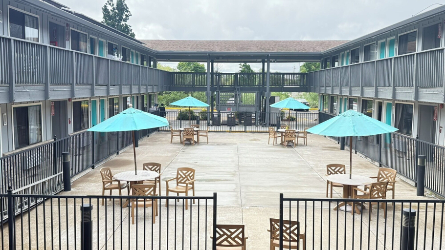Others 5, PepperTree Inn, Washington