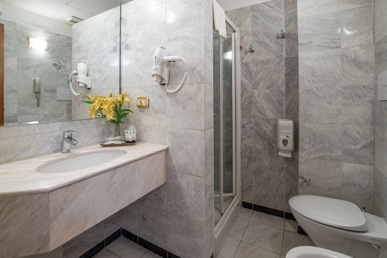 Bathroom 4, hotel mythos, Milano