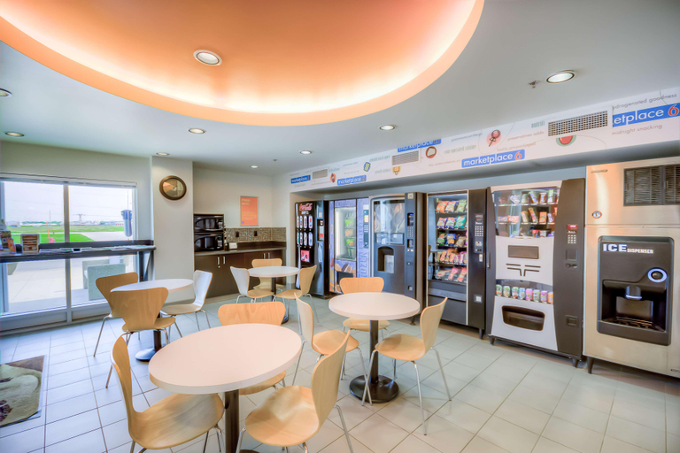 Food & Drinks 5, Motel 6 Headingley, Division No. 11