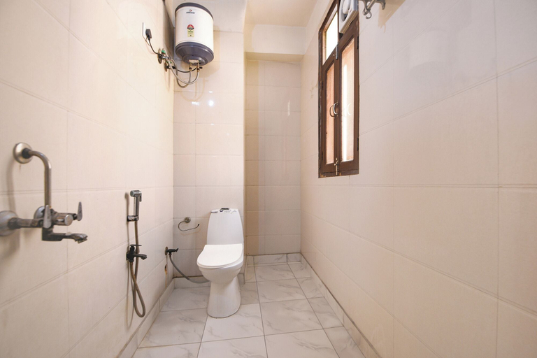 Bathroom, Fabhotel Buland Plaza, Delhi
