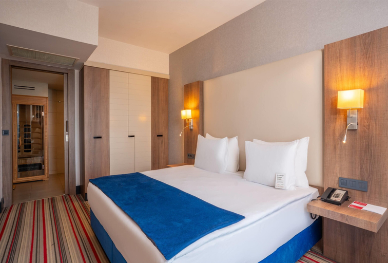 Bedroom 3, Ramada Plaza by Wyndham Izmir, Konak