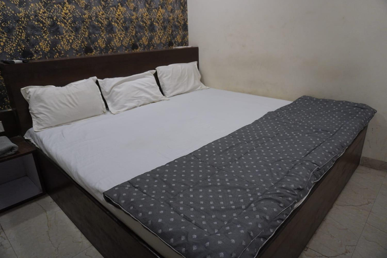 Others 3, Shreenath Hotel, Indore