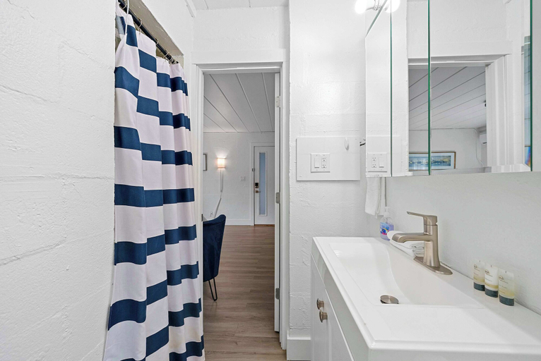Bathroom, Chic City Retreat 93G, Franklin