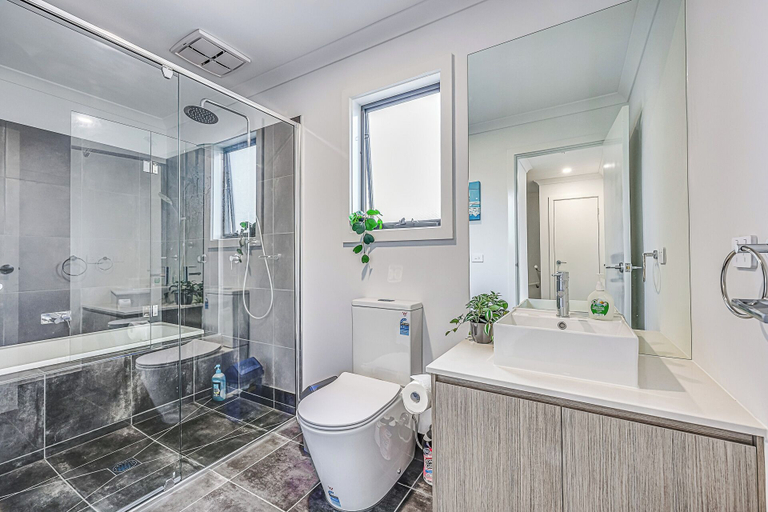 Bathroom 3, StayAU Fresh Modern 5BR Retreat Netflix in Berwick, Casey - South