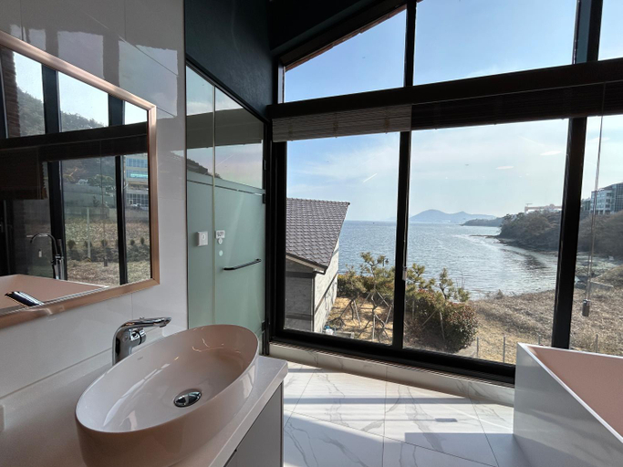 Bathroom 5, Gyeongnam goseong Hotel With7, Goseong