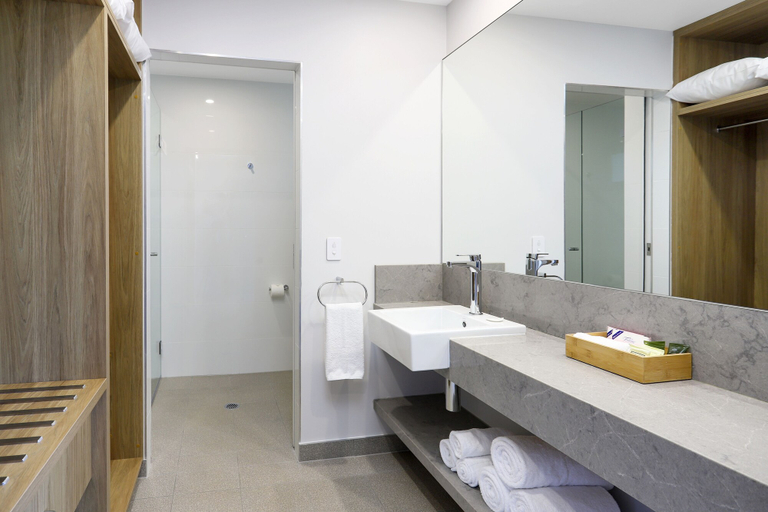 Bathroom 3, Gateway Motel, Hawkesbury