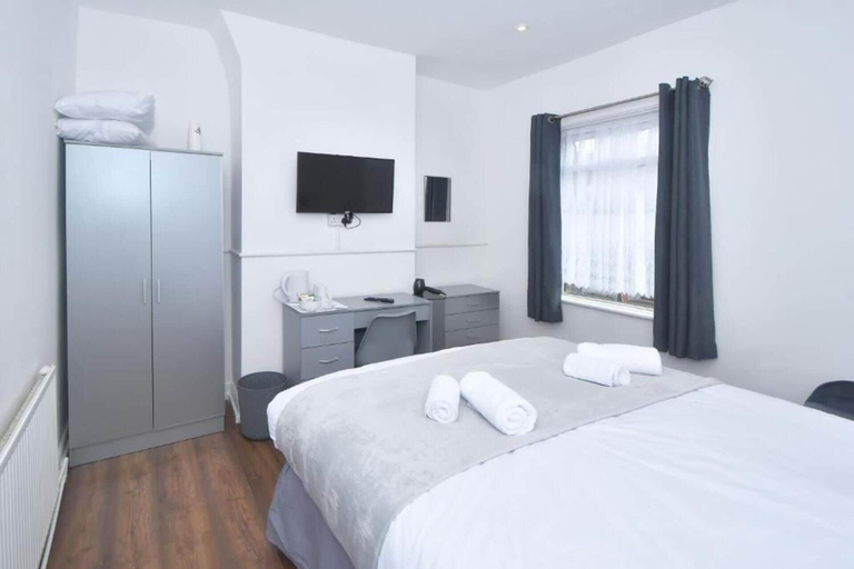 Room 3, Spacious Home Sleeps 6 With Parking, Stoke-on-Trent