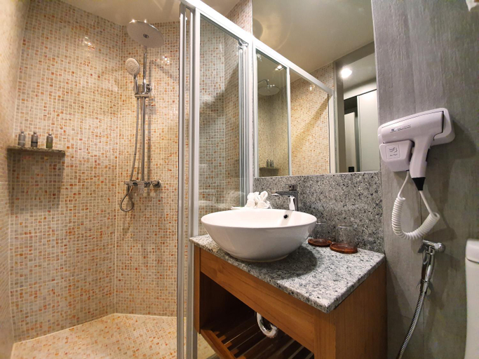 Bathroom 4, Lanna Thaphae Hotel, Muang Chiang Mai