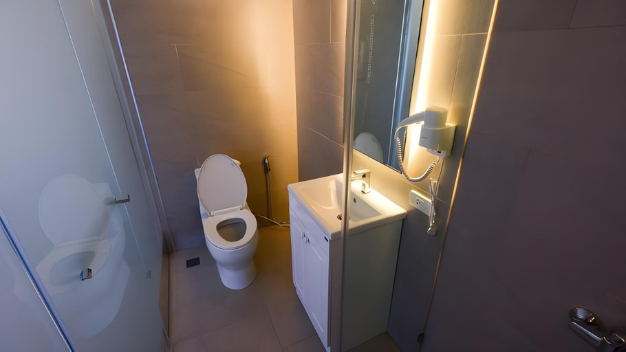 Bathroom 18