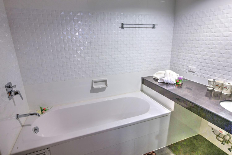Bathroom 4, The Greenery Central Suites, San Sai