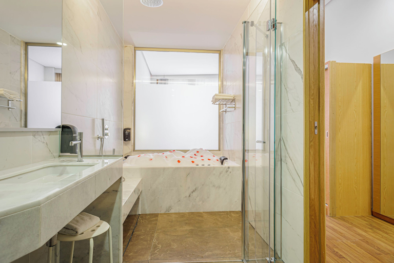 Bathroom 4, Cullera Holiday Hotel, Valencia
