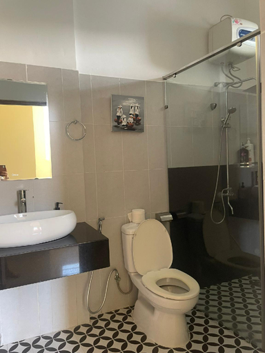 Bathroom 4, Alley 7 Homestay, Huế