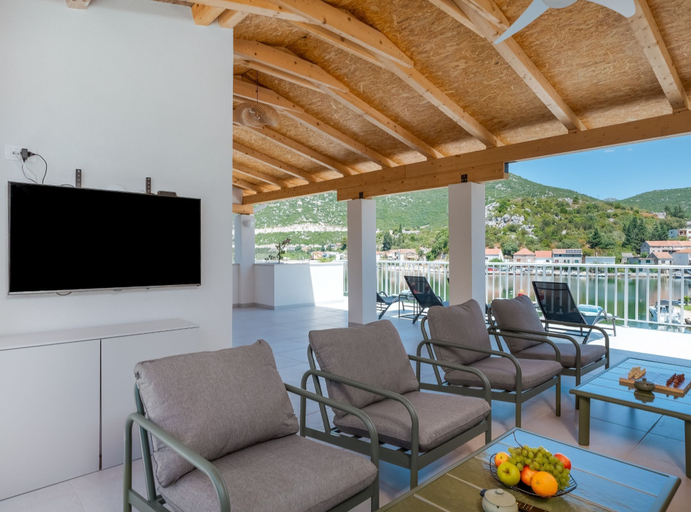Others 5, Villa Senka, Ploče