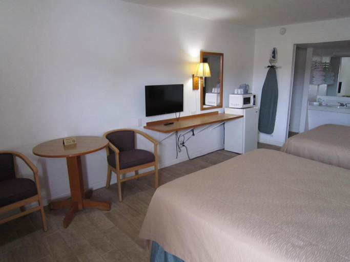 Bedroom 2, Cassville Budget Inn, Barry