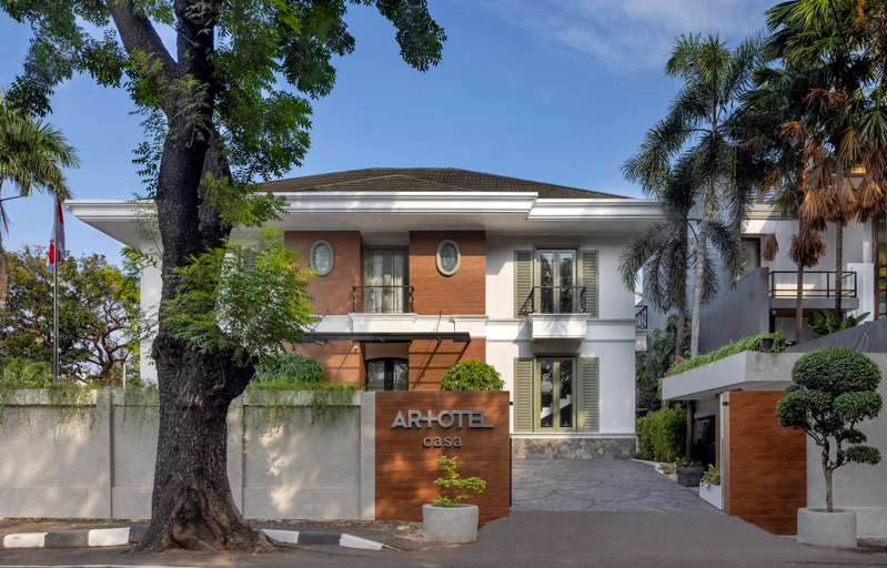 Exterior & Views
