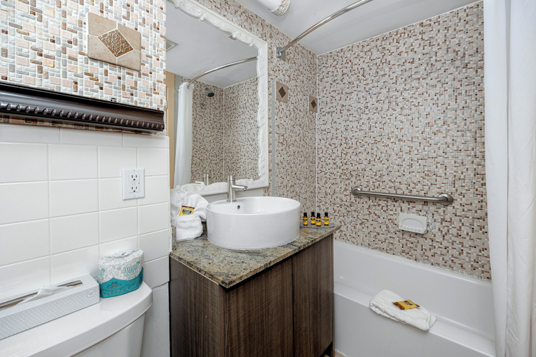 Bathroom 4, Best Western Plus Yacht Harbor Inn, Pinellas