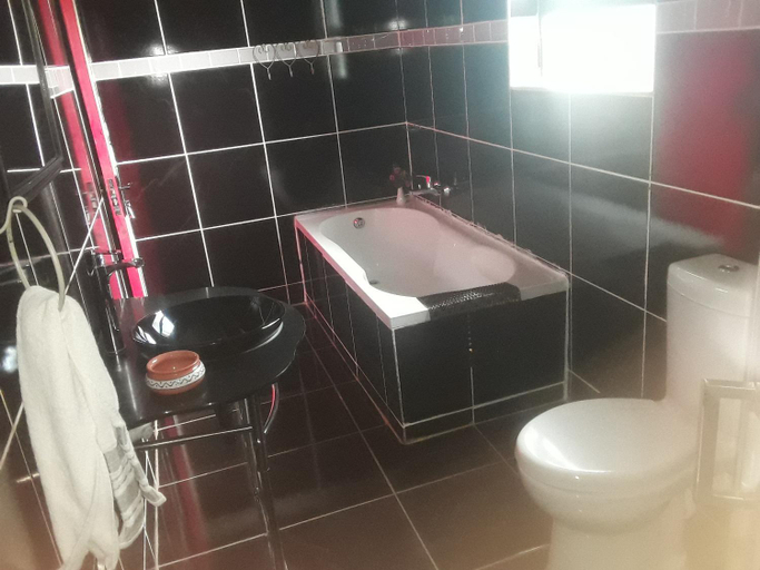 Bathroom 1, Loding Lodge, Nkangala