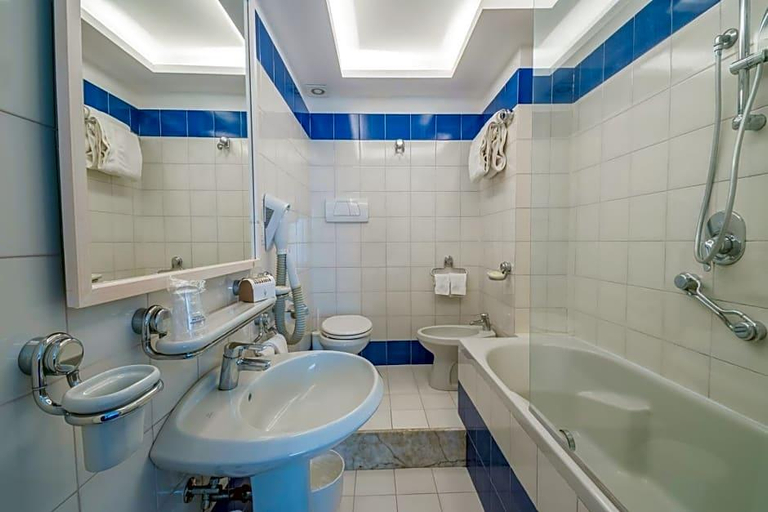 Bathroom 5, Hotel Le Axidie, Napoli