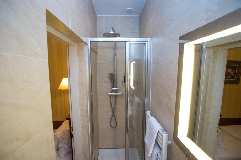 Bathroom 4, Opera Suites - Self Check-in, Wien